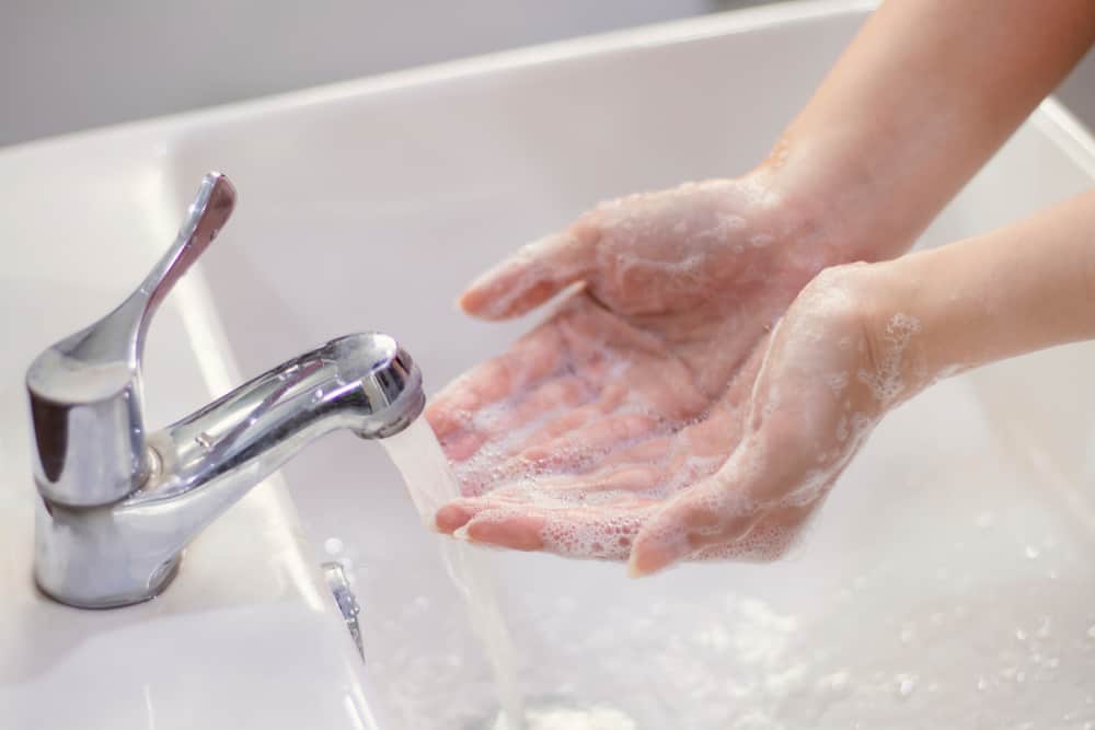 cuci tangan untuk kebersihan diri mencegah lansia tertular dari covid-19