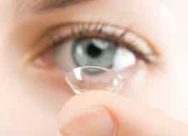 merawat lensa kontak