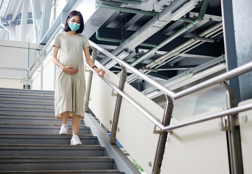 ibu hamil naik tangga