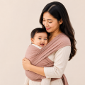 Gendong M Shape, Amankah untuk Kulit Newborn yang Masih Sensitif?